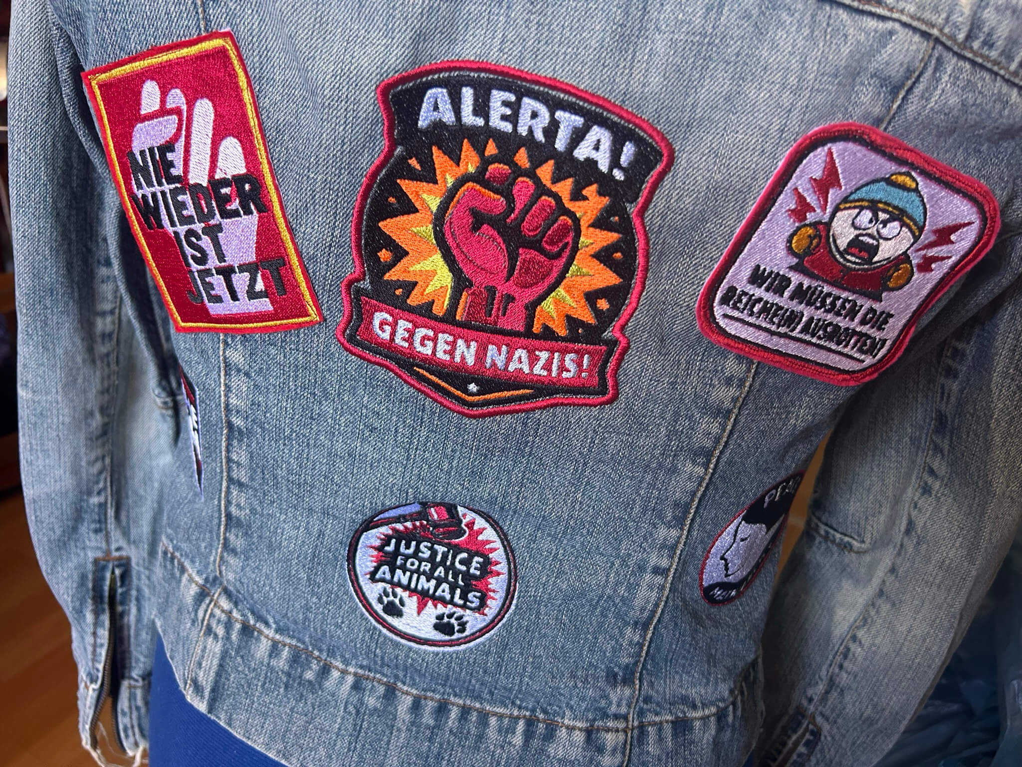 Patches gegen Rechts Jeans Jacke mit vielen bunten Aufnähern